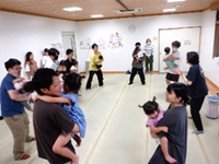 パパも一緒に親子体操