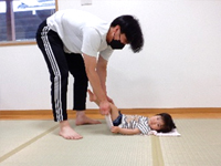 パパも一緒に親子体操