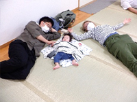パパも一緒に親子体操